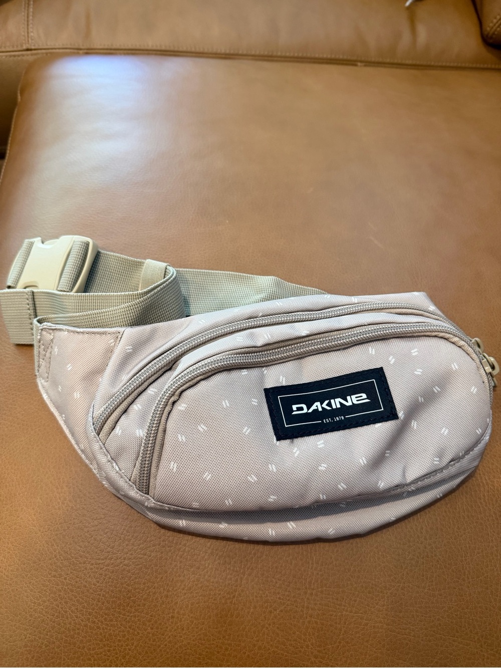 Dakine Taupe Beige Design.  Waist Pack with Strap & zipper pockets